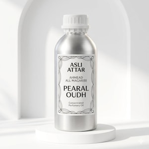 Könnte beinhalten: Eine silberfarbene Flasche mit weißem Deckel, beschriftet mit "ASLI ATTAR PEARAL OUDH Concentrated Perfumery Oil". Die zylindrische Flasche steht auf einem weißen Sockel. Das Etikett hat einen dekorativen Rand und schwarzen Text.