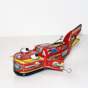 Space Whale Red. Vintage opwindbaar blikken speelgoed Retro verzamelobject Whale. Ontwerp en productie door Saint John. Cadeau voor kinderen. Kerstcadeau-idee