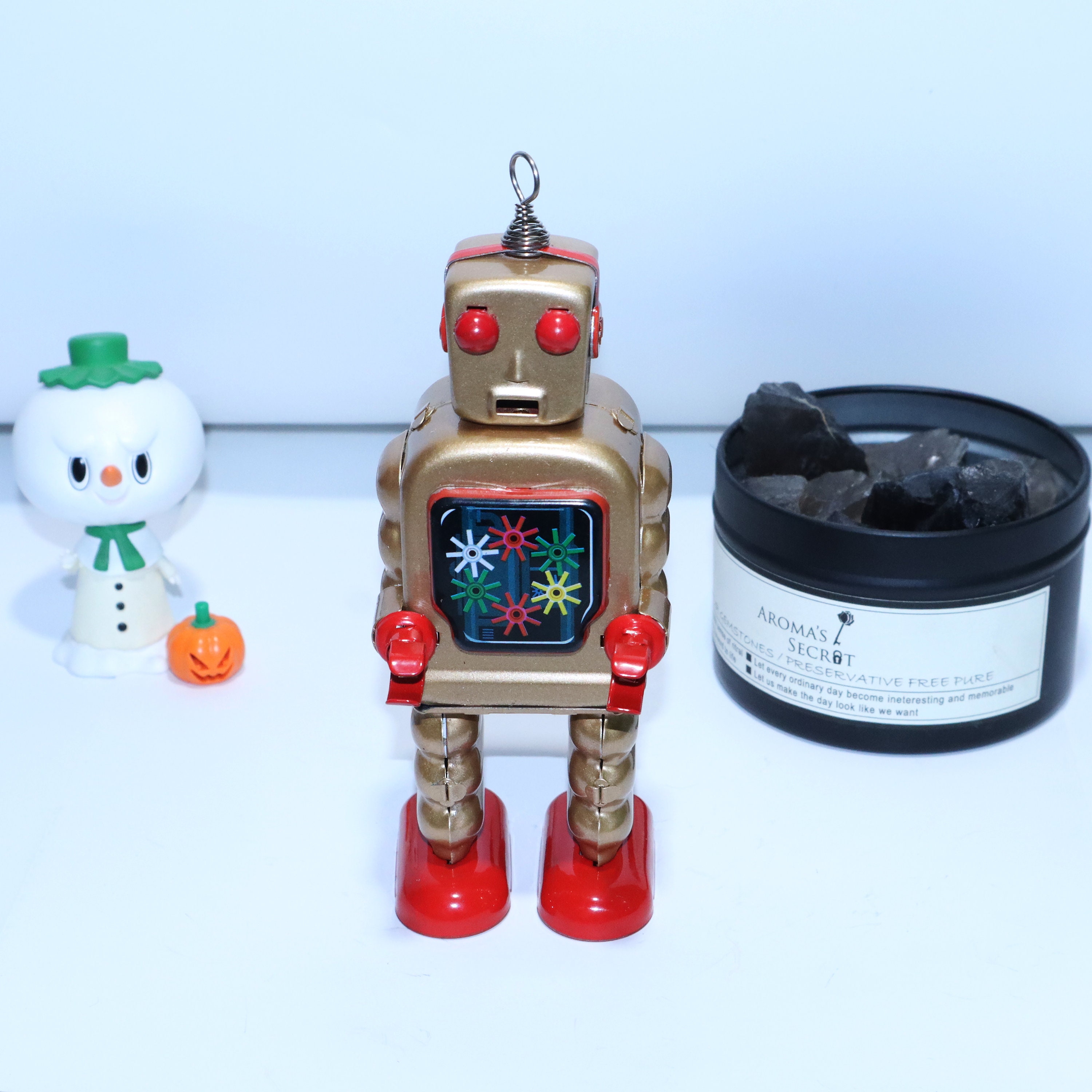ハイホイールロボット。ビンテージの巻き上げブリキおもちゃの
