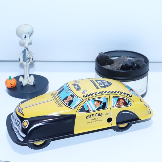 タクシー。ビンテージのゼンマイ巻き上げ式ブリキおもちゃのレトロな
