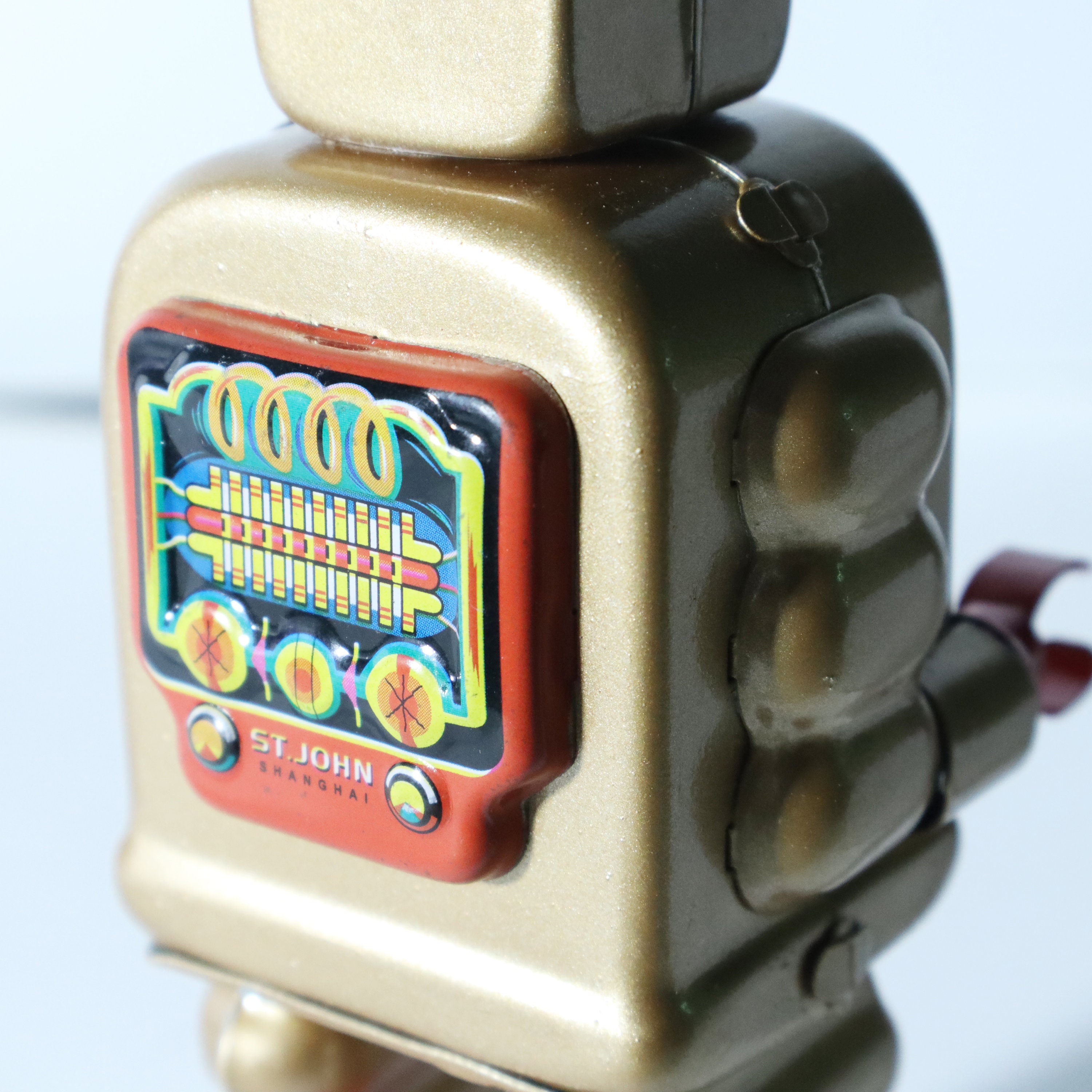 ハイホイールロボット。ビンテージの巻き上げブリキおもちゃの