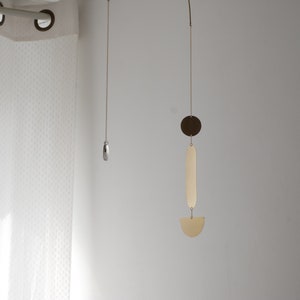 Móvil modelo Electra #3. Móvil de latón. Sensor de luz. Hecho a mano. Ofrecer. Decoración de interiores
