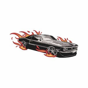 Peut inclure: Broderie d'une voiture de sport noire avec des flammes sur fond blanc. La voiture a un profil bas et des roues personnalisées. Les flammes sont rouges et jaunes, donnant à la voiture un aspect de hot rod.