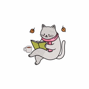 Op de afbeelding: Een grijze kat met een roze sjaal zit met een kopje koffie en leest een groen boek. Twee oranje bladeren vallen uit de lucht.