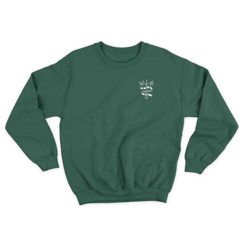 K&ouml;nnte beinhalten: Ein dunkelgr&uuml;ner Pullover mit einem wei&szlig;en gestickten Design auf der linken Brust. Das Design zeigt drei &Auml;xte mit einem Banner, auf dem "Good Things Take Time" steht.