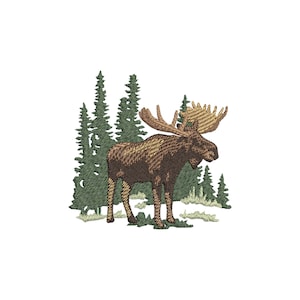 Puede incluir: Diseño bordado de un alce con grandes astas, de pie frente a un grupo de pinos verdes. El alce es marrón con costuras detalladas, y los árboles tienen una apariencia texturizada. El diseño está sobre un fondo blanco.