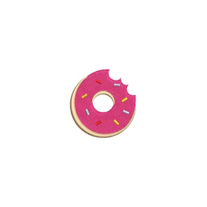 Könnte beinhalten: Ein rosafarbener Donut mit einem Bissen herausgenommen. Der Donut ist mit bunten Streuseln bedeckt.