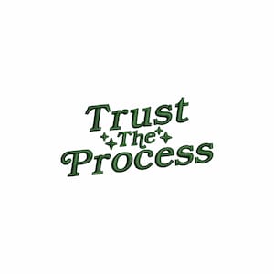 Op de afbeelding: Groene geborduurde tekst op een witte achtergrond, die "Trust The Process" luidt.