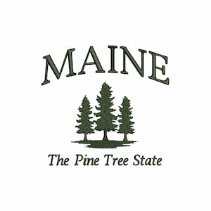 以下が含まれることがあります： スタイリッシュなフォントで「MAINE」というテキストが3本の松の木の上に書かれた緑色のグラフィックデザイン。「The Pine Tree State」というテキストが木の下にある。