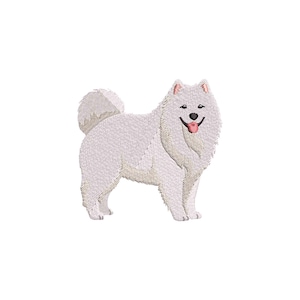Puede incluir: Imagen bordada de un perro samoyedo en posición de pie. El perro es blanco con un pelaje esponjoso, una cola rizada y una lengua rosada. El perro tiene ojos negros y una nariz negra. La imagen está sobre un fondo blanco.