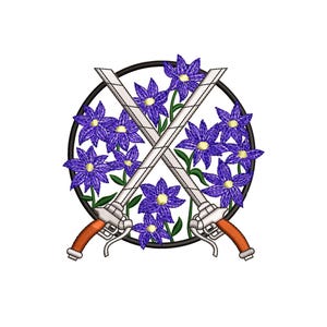 Può includere: Un disegno per ricamo che presenta due spade argentate incrociate con impugnature marroni, posizionate dietro una cornice circolare nera. La composizione è decorata con diversi fiori viola vivaci con centri gialli e steli verdi.