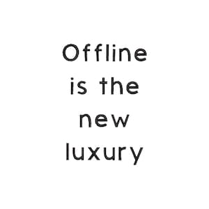 以下が含まれることがあります： 白の背景に黒い文字で「Offline is the new luxury」と書かれています。テキストは4行に配置され、各単語は中央に配置されています。フォントはシンプルなサンセリフスタイルです。