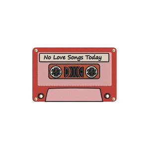 Könnte beinhalten: Ein rotes Kassettenband mit dem Text "No Love Songs Today" auf dem Etikett. Das Band hat ein schwarzes und braunes Design auf der Vorderseite.