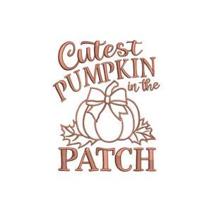Könnte beinhalten: Eine braune Umrandung eines Kürbisses mit einer Schleife oben und Blättern an den Seiten. Der Text "Cutest Pumpkin in the Patch" ist in einer kursivschriftlichen Schriftart über dem Kürbis geschrieben.
