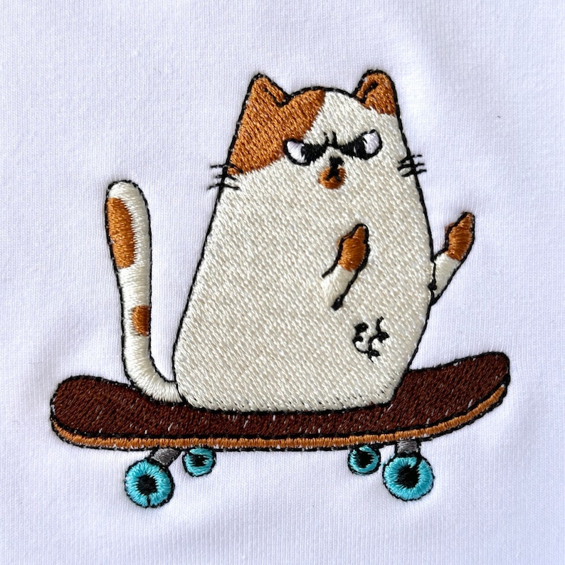 Op de afbeelding: Een witte kat met bruine en oranje markeringen rijdt op een bruin skateboard met blauwe wielen. De kat heeft een boze uitdrukking op zijn gezicht.