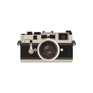 Könnte beinhalten: Gesticktes Design einer Vintage-Kamera. Die Kamera hat ein Schwarz-Weiß-Farbschema mit einem prominenten Objektiv und verschiedenen Knöpfen und Bedienelementen. Das Design ist detailliert, mit Stichen, die Textur und Tiefe erzeugen.