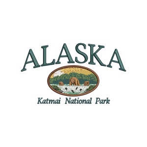 Puede incluir: Un logotipo verde y marrón con la palabra "ALASKA" en una fuente grande y en negrita. Debajo de la palabra hay un óvalo marrón con una imagen de un oso marrón en un río con salmones. El texto "Katmai National Park" está debajo del óvalo.