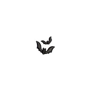 Puede incluir: Dos decoraciones negras con forma de murciélago sobre un fondo blanco. Los murciélagos tienen diseños de alas detallados y están colocados para que parezca que están volando. Adecuado para manualidades de Halloween o de temática gótica.