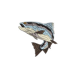Peut inclure: Un écusson brodé représentant un poisson bondissant au corps argenté et bleu, doté de nageoires brun foncé et d'un œil orange vif. Le motif présente des points de broderie détaillés qui capturent le mouvement du poisson en plein saut.
