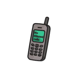 Pode incluir: Patch bordado de um telemóvel cinzento com contorno preto. O ecrã do telefone é verde e exibe as palavras "No missed calls". O telefone tem um teclado com botões pretos e uma antena preta.
