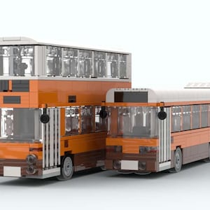 Puede incluir: Dos autobuses de juguete, uno de dos pisos y otro de un solo nivel, construidos con bloques de construcción naranjas, marrones y blancos. El autobús de dos pisos tiene un techo blanco y ventanas transparentes. El autobús de un solo nivel tiene un techo blanco redondeado.