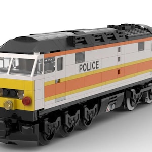 Puede incluir: Una locomotora LEGO blanca, naranja y amarilla con ruedas negras y un techo negro. La locomotora tiene la palabra "POLICE" impresa en el lateral.
