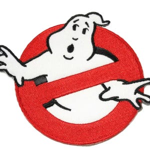 Puede incluir: Parche bordado con el logotipo de Cazafantasmas. El diseño presenta un fantasma blanco dentro de un círculo rojo, atravesado por una línea diagonal roja. Ideal para ropa o accesorios.
