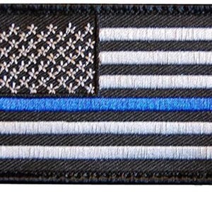 Può includere: Toppa di bandiera americana in bianco e nero con una sottile linea blu al centro. La toppa è ricamata e ha un bordo nero.