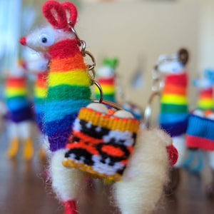 02 Llama Tahuantinsuyo keychain