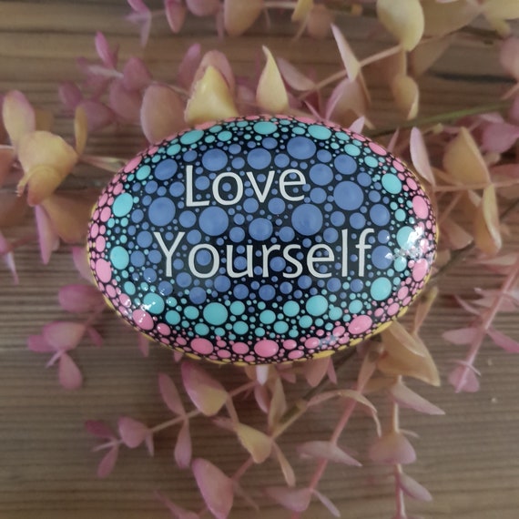 Mandalastein / Glücksstein "Love yourself" - Geschenk - Pastellfarben