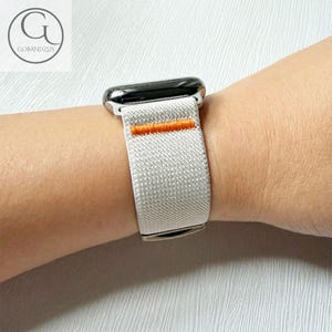 Puede incluir: Una taza de cerámica blanca con un asa negra y el texto "But First, Coffee" en negro y negrita. La taza está sobre una superficie de madera. La taza mide aproximadamente 10 cm de alto.