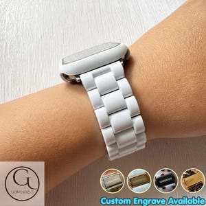 Puede incluir: Una correa de reloj de eslabones blancos con un acabado liso y brillante unida a una caja de reloj. La correa presenta segmentos rectangulares entrelazados. Un pequeño logotipo con el texto GOBANDZUS es visible en la esquina, junto con cuatro pequeñas vistas previas circulares de diferentes estilos de correas con el texto Custom Engrave Available.
