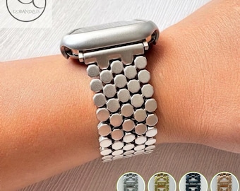 Puede incluir: Una correa de reloj plateada con un diseño de eslabones múltiples y segmentos metálicos redondeados de forma octogonal. La correa se conecta a una caja de reloj lisa y curva. Cuatro recuadros circulares muestran ejemplos de grabado.
