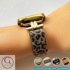 Puede incluir: Un conector de correa de reloj de metal dorado con una correa de malla con un patrón de leopardo en negro y marrón. El conector tiene un acabado pulido y una forma rectangular. Cuatro iconos circulares pequeños muestran variantes.