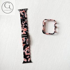 Puede incluir: Una correa de reloj y una funda protectora rectangular a juego, ambas con un patr&oacute;n de m&aacute;rmol en negro, blanco y rosa suave. La correa incluye un cierre de metal negro con la marca GOBANDZUS grabada en el eslab&oacute;n central.