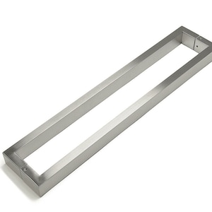 Puede incluir: Una manilla de puerta rectangular de plata. La manilla es de metal y tiene un acabado liso y pulido.