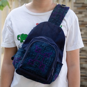 Sac à bandoulière hmong unisexe| Mini sac à main brodé hmong fait main et sacs à bandoulière en cuir suédé | Petit sac à dos de voyage | Sacs de festival