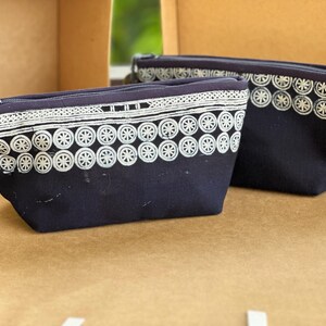 Handgemachte Indigo Geldbörse | Hmong Münze Muster Kosmetik Geldbörse | Bienenwachs Batik Reißverschluss Tasche | Ethno Boho Beutel | Geschenk für Sie