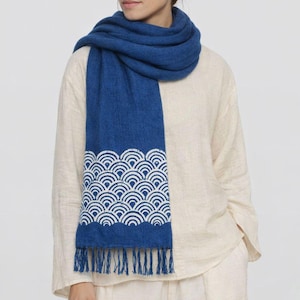 Indigo Shibori Wave Baumwollschal | Handgefärbtes Indigo | Seigaiha Muster Bild 1