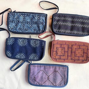 Cartera Hmong Índigo / Cartera de tela hecha a mano con tinte de cera de abeja y bordado detallado / Tarjetero largo / Perfil delgado (21,5 x 11,5 cm)