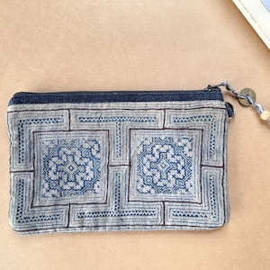 Cartera de mano Hmong índigo / Bolsa de tela tribal vintage / Monedero de mano étnico azul hecho a mano de 17 x 26 cm / Bolso bohemio único con cremallera