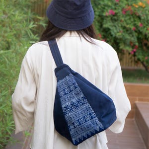 Mini mochila Hmong feita à mão: bolsa transversal de cânhamo Batik | Bolsa de viagem