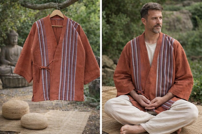 Puede incluir: Bata estilo kimono de color &oacute;xido con detalles de rayas verticales en blanco, morado y azul. La bata se muestra en una percha de madera y la lleva una persona. La bata tiene un cierre de lazo y mangas anchas. La tela es suave y fluida.