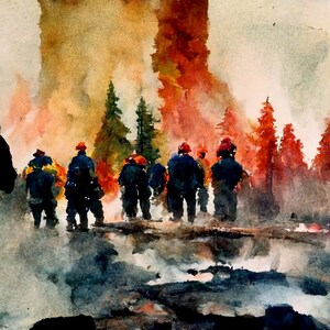 Puede incluir: Una pintura de acuarela de bomberos de pie frente a un incendio forestal. Los bomberos llevan uniformes azules y cascos rojos. El fuego está en el fondo y el humo se eleva en el aire.