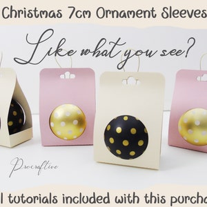 Op de afbeelding: Vier kerstversiering-hoezen, elk met een ander versierd ornament. De hoezen zijn gemaakt van wit en roze karton en hebben een gat aan de bovenkant om op te hangen. De tekst "Christmas 7cm Ornament Sleeves" en "Like what you see?" staat bovenaan de afbeelding. De tekst "Procroftive" staat onderaan de afbeelding. De tekst "*Full tutorials included with this purchase*" staat onderaan de afbeelding.