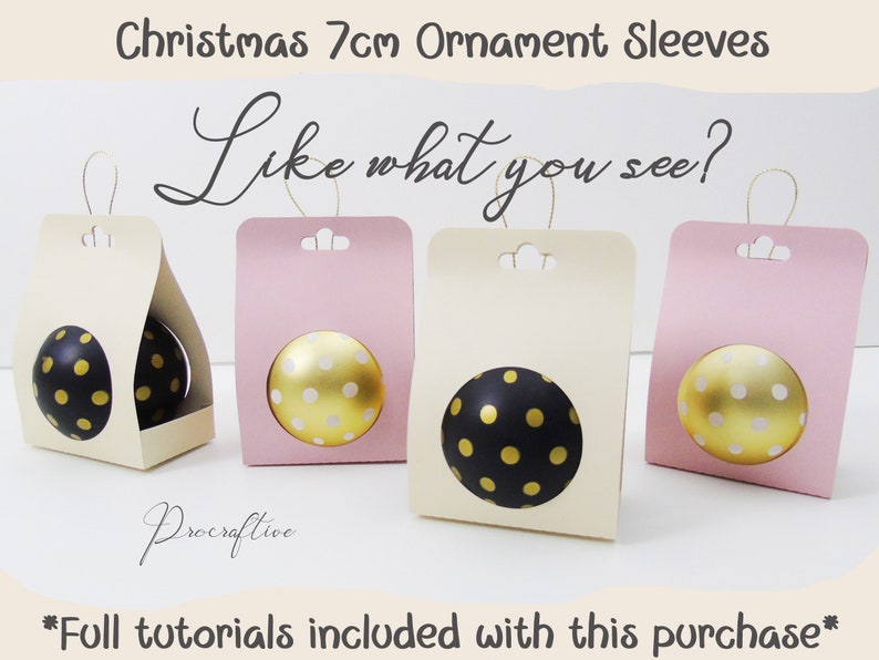 Op de afbeelding: Vier kerstversiering-hoezen, elk met een ander versierd ornament. De hoezen zijn gemaakt van wit en roze karton en hebben een gat aan de bovenkant om op te hangen. De tekst "Christmas 7cm Ornament Sleeves" en "Like what you see?" staat bovenaan de afbeelding. De tekst "Procroftive" staat onderaan de afbeelding. De tekst "*Full tutorials included with this purchase*" staat onderaan de afbeelding.
