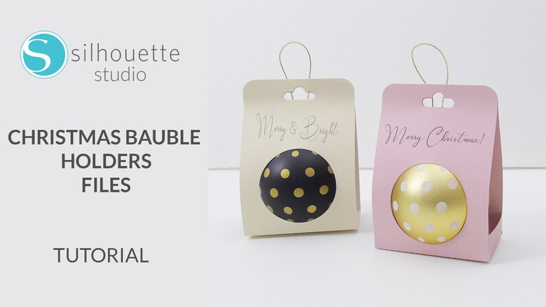 Op de afbeelding: Twee kerstbalhouders, een beige en een roze, met uitgesneden cirkels om kerstballen te houden. De beige houder heeft de tekst "Merry & Bright!" en de roze houder heeft de tekst "Merry Christmas!"