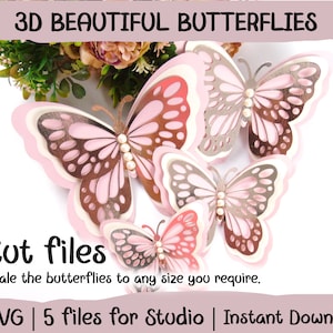 Puede incluir: Cinco archivos digitales de corte para crear mariposas 3D. Las mariposas son rosas y marrones con un acento de perla. El texto "Cut files" y "Scale the butterflies to any size you require." est&aacute; en la imagen. El texto "5 SVG | 5 files for Studio | Instant Download" est&aacute; en la parte inferior de la imagen.