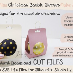 Op de afbeelding: Twee ontwerpen voor kerstbalhoezen, een in cr&egrave;me en een in roze, met een gouden en witte stippen kerstbal in elke hoes. De hoezen hebben een diameter van 7 cm en worden geleverd met video tutorials, een commerci&euml;le licentie en direct downloadbare snijbestanden voor Silhouette Studio.