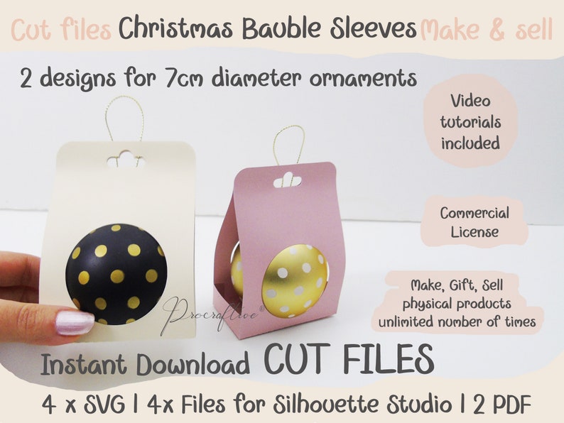 Op de afbeelding: Twee ontwerpen voor kerstbalhoezen, een in cr&egrave;me en een in roze, met een gouden en witte stippen kerstbal in elke hoes. De hoezen hebben een diameter van 7 cm en worden geleverd met video tutorials, een commerci&euml;le licentie en direct downloadbare snijbestanden voor Silhouette Studio.